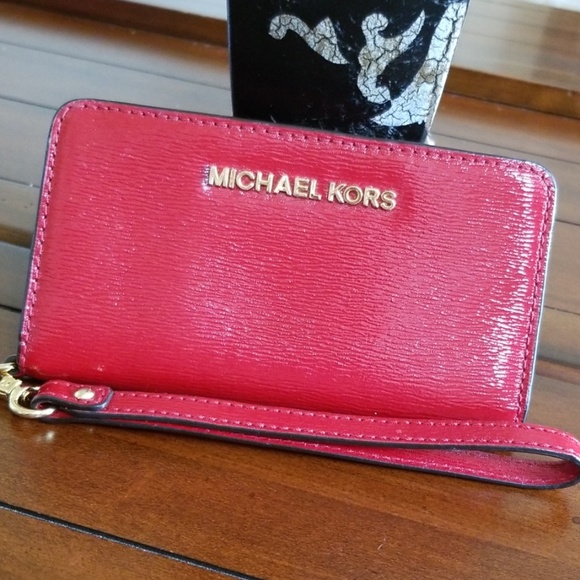 Michael Kors Handbags - MK 😍 PHONE & WALLET WRISTLET